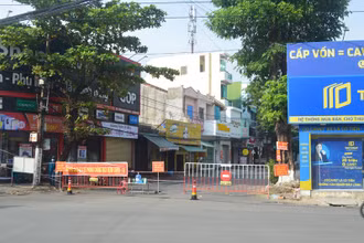 Lực lượng chức năng phong tỏa khu vực ca F0 sinh sống tại tổ 7, phường Nghĩa Lộ, TP Quảng Ngãi (Quảng Ngãi).