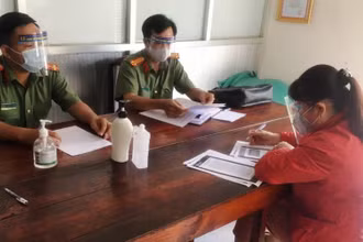 Bà T. làm việc tại cơ quan công an (Ảnh: Cơ quan Công an cung cấp).