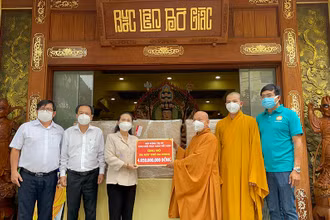 Đại diện Giáo hội Phật giáo Việt Nam trao máy thở đa năng cho lãnh đạo TP Hồ Chí Minh.