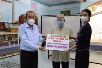 Phó Thủ tướng Thường trực Chính phủ Trương Hòa Bình và đại diện đơn vị tài trợ trao bảng tượng trưng, tặng quà cho ông Kim Sô, Giáo cả Thánh đường Anwar.
