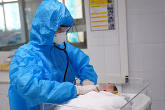 Các bác sĩ Trung tâm Sơ sinh chăm sóc cho bệnh nhi trong phòng cách ly.