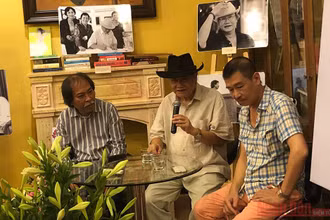 Đạo diễn, NSND Đào Trọng Khánh trong buổi ra mắt tập sách "Đất và người" của ông.