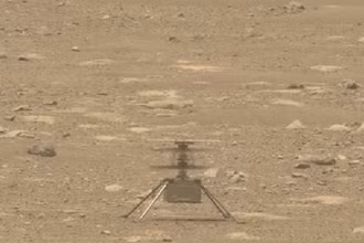 Trực thăng Ingenuity của NASA trong một chuyến bay trên sao Hỏa. (Ảnh cắt từ clip của NASA).