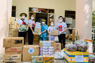 Ca sĩ, nhạc sĩ Nguyễn Phi Hùng cùng các đồng nghiệp, tình nguyện viên Nhà văn hóa Thanh niên tặng quà cho Bệnh viện dã chiến Củ Chi.