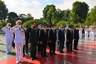 Các đồng chí lãnh đạo Đảng, Nhà nước tưởng niệm các Anh hùng liệt sĩ.