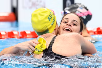 Kình ngư Australia Kaylee McKeown ăn mừng với đồng đội sau khi phá vỡ kỷ lục Olympic tại nội dung 100m bơi ngửa nữ tại Olympic Tokyo 2020. (Ảnh: THX)