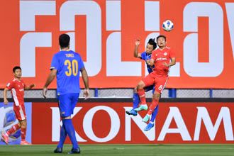 Trọng Hoàng tranh chấp bóng cùng cầu thủ Pathum United. (Ảnh: VFF)