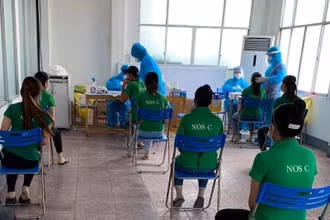 Lấy mẫu test nhanh đối với công nhân Công ty TNHH Changshin Việt Nam.