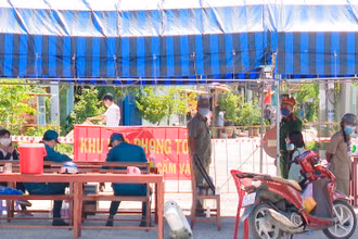 Các chốt tại khu vực phong tỏa được bố trí bàn giao dịch để người dân trao đổi hàng hóa.