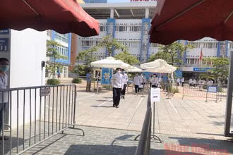 Thí sinh rời điểm thi sau khi kết thúc môn Ngữ văn, Kỳ thi tốt nghiệp THPT năm 2021. Ảnh: VIỆT DŨNG