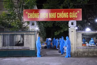 TP Tam Kỳ bố trí người dân từ TP Hồ Chí Minh về vào khu cách ly tập trung Trường cao đẳng Quảng Nam.