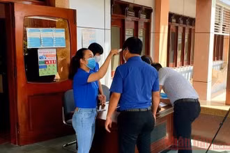 Đoàn viên Đoàn Thanh niên Cộng sản Hồ Chí Minh Công ty Cổ phần Cảng Quy Nhơn hỗ trợ đo thân nhiệt, khai báo y tế đối với người khách hàng đến làm việc tại Cảng Quy Nhơn, tỉnh Bình Định.