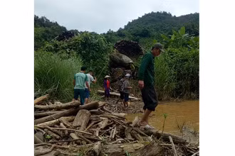 Lực lượng cứu hộ địa phương đang tiếp tục tìm kiếm thi thể nạn nhân còn lại.