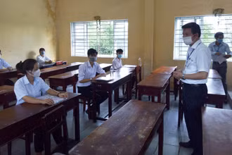 Giám đốc Sở GD&ĐT động viên, chia sẻ với các thí sinh “đặc biệt” tại điểm thi Trường THPT Thừa Lưu (huyện Phú Lộc).