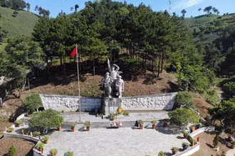 Cụm tượng đài được xây dựng với 3 nam thanh niên xung phong ở BA tư thế khác nhau được tạo từ chất liệu đá xanh.