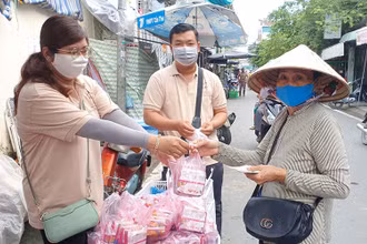 Tạm dừng hoạt động kinh doanh xổ số và giãn cách xã hội khiến người bán vé số dạo gặp nhiều khó khăn.