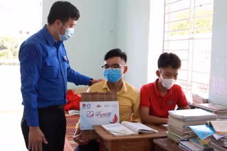 Trao quà cho các em học sinh Cơ tu.