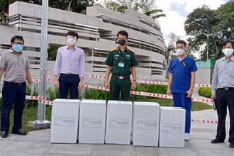 Đại diện Báo Nhân Dân và Tập đoàn Kim Oanh trao bảo hộ y tế cho Bệnh viện Quân y 175.