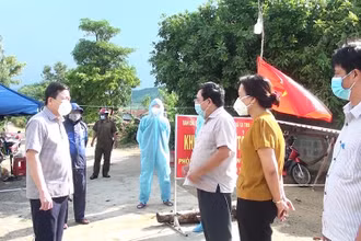 Chủ tịch UBND tỉnh, Trưởng ban chỉ đạo phòng chống dịch Covid-19 tỉnh Phú Yên Trần Hữu Thế kiểm tra, chỉ đạo công tác chống dịch tại xã Ea Trol huyện Sông Hinh.