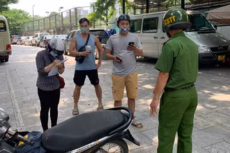 Lực lượng chức năng quận Ba Đình lập biên bản trường hợp đi ra đường khi không cần thiết.