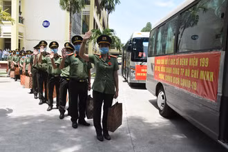 Đoàn y, bác sĩ Bệnh viện 199 (Bộ Công an) lên đường chi viện tâm dịch TP Hồ Chí Minh.