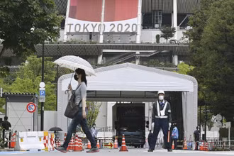 Bên ngoài Sân vận động quốc gia tại Tokyo. (Ảnh: Kyodo)