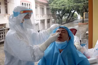 Lấy mẫu xét nghiệm SARS-CoV-2 cho các trường hợp cách ly tập trung của tỉnh.