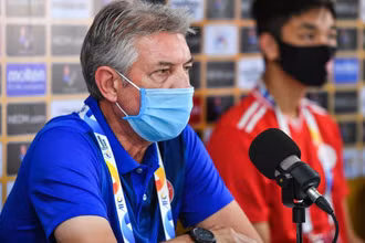 HLV Jurgen Gede phát biểu tại buổi họp báo. (Ảnh: AFC)