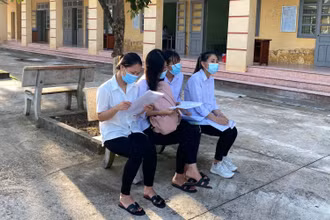 Thí sinh tranh thủ ôn bài trước giờ thi tốt nghiệp THPT năm 2020.
