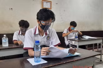 Học sinh tại TP Hồ Chí Minh tham dự Kỳ thi tốt nghiệp trung học phổ thông đợt 1. Ảnh: CAO TÂN