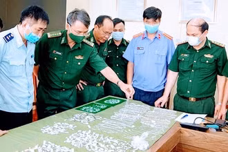 Các lực lượng chức năng kiểm tra số hàng hoá thu giữ