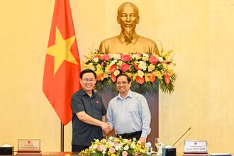 Chủ tịch Quốc hội Vương Đình Huệ và Thủ tướng Phạm Minh Chính tại cuộc họp.