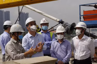 Phó Chủ tịch Ủy ban nhân dân TP Hồ Chí Minh Lê Hòa Bình kiểm tra công trình cầu Thủ Thiêm 2 sáng 14/7.