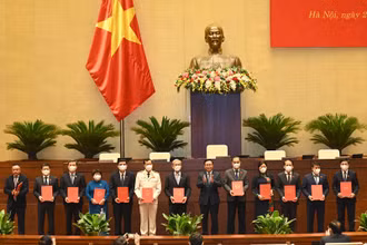 Chủ tịch Quốc hội Vương Đình Huệ trao Nghị quyết của Quốc hội đối với chức danh Tổng Thư ký Quốc hội, Chủ tịch Hội đồng Dân tộc, Chủ nhiệm các Ủy ban của Quốc hội và Tổng Kiểm toán Nhà nước. (Ảnh: DUY LINH)