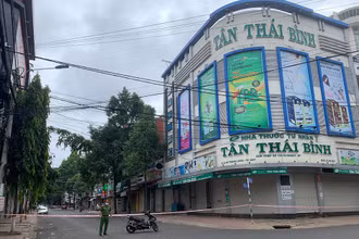 Một đoạn đường Lý Thường Kiệt, phường Thống Nhất, khu phố sầm uất nhất thành phố Buôn Ma Thuột bị phong tỏa để chống dịch Covid-19.