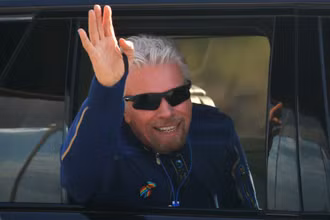 Doanh nhân tỷ phú Richard Branson khởi hành cùng phi hành đoàn để du hành đến rìa không gian trên máy bay tên lửa chở khách Unity của Virgin Galactic. Ảnh: Reuters.