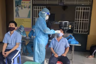 Khám sàng lọc cho nhân viên, học viên tại Cơ sở cai nghiện ma túy Bố Lá sau khi phát hiện các ca dương tính với SARS-CoV-2.