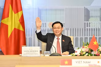 Chủ tịch Quốc hội Vương Đình Huệ vẫy tay chào Chủ tịch Quốc hội Hungary. (Ảnh: DUY LINH)