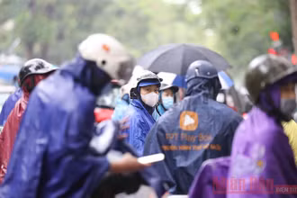 Phụ huynh “đội mưa” đợi con thi tốt nghiệp THPT