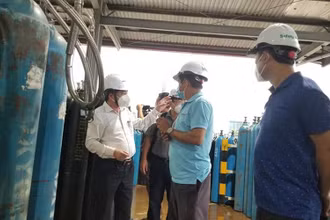 Tổ Thường trực đặc biệt của Bộ Y tế thăm và kiểm tra sản xuất cung ứng nguồn ô-xy y tế tại Công ty TNHH Khí Công nghiệp Messer Việt Nam. (Ảnh: HOÀI THƯƠNG)