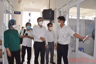 Chủ tịch UBND TP Đà Nẵng Lê Trung Chinh, Trưởng ban phòng chống dịch bệnh Covid-19 TP Đà Nẵng kiểm tra tiến độ lắp đặt trang thiết bị tại Bệnh viện dã chiến chiều 22/7