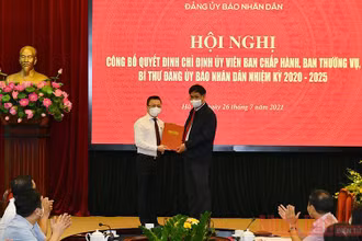 Đồng chí Huỳnh Tấn Việt, Bí thư Đảng ủy Khối các cơ quan Trung ương trao Quyết định chỉ định Tổng Biên tập Lê Quốc Minh giữ chức Bí thư Đảng ủy Báo Nhân Dân nhiệm kỳ 2020-2025.