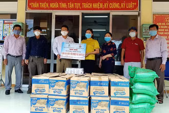Đoàn công tác của Hội Nhà báo Phú Yên phối hợp Công ty trách nhiệm hữu hạn sản xuất thương mại xuất khẩu D&T (tỉnh Khánh Hòa) trao quà tại xã An Dân, huyện Tuy An, tỉnh Phú Yên.