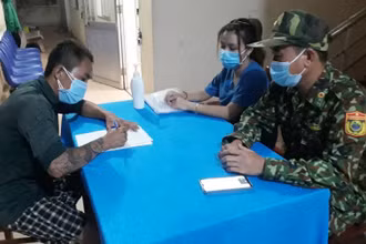 Ngư dân Lâm Ngọc Hải kê khai y tế tại Trạm Quân dân y kết hợp xã Tân Hiệp. 