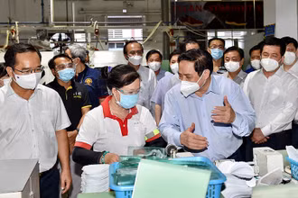 Thủ tướng Phạm Minh Chính kiểm tra công tác phòng, chống dịch Covid-19 tại Công ty TNHH giày Ching Luh Việt Nam (Khu công nghiệp Thuận Ðạo, huyện Bến Lức, Long An). Ảnh: NHẬT BẮC