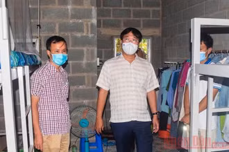 Bí thư Tỉnh ủy Đồng Tháp đi kiểm tra nơi ở của công nhân bên trong một nhà máy.