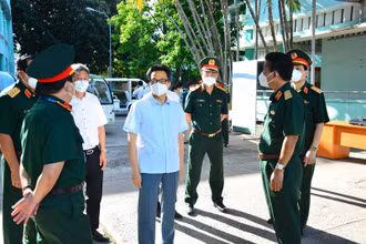 Phó Thủ tướng Vũ Đức Đam kiểm tra công tác phòng, chống và điều trị Covid-19 tại Bệnh viện Quân y 175.