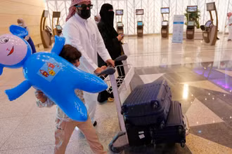 Hành khách A-rập Xê-út tại Sân bay Quốc tế King Abdulaziz ở Jeddah (Ảnh: AP)