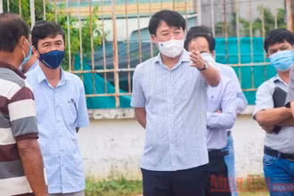 Đồng chí Lê Quốc Phong và đoàn công tác đến khảo sát tại vị trí xây dựng Bệnh viện dã chiến huyện Tân Hồng.