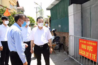 Chủ tịch UBND TP Hà Nội Chu Ngọc Anh kiểm tra công tác phòng, chống dịch Covid-19 tại thôn Mai Châu, xã Đại Mạch, huyện Đông Anh.